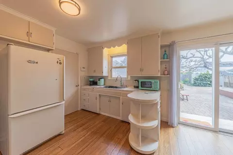 Kitchen - 1986 Luxton St, Seaside, CA 93955 photo 2 of 3