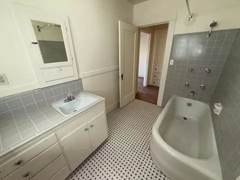 Bath - 22 Willow St, Salinas, CA 93901 photo 2 of 2