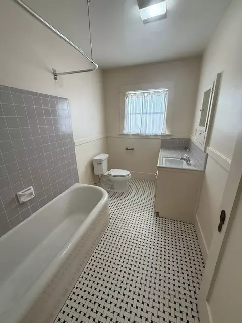 Bath - 22 Willow St, Salinas, CA 93901 photo 1 of 2