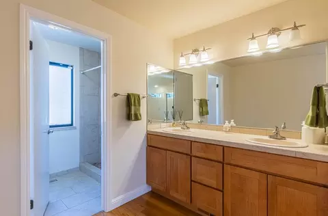 Bath - 25207 Casiano Dr, Salinas, CA 93908 photo 4 of 6