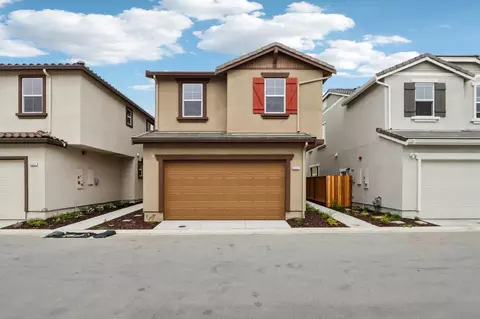 2211 Daisy Dr, Hollister, CA 95023