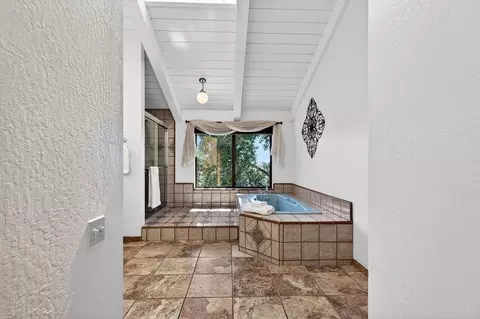 Bath - 3465 Susie Ln, Gilroy, CA 95020 photo 7 of 8