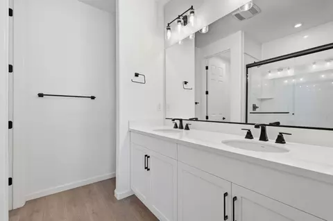 Bath - 667 Pleasant Dr, Lathrop, CA 95330 photo 2 of 3