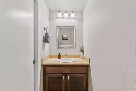 Bath - 5 Corinthian Ct, Novato, CA 94947 photo 1 of 4