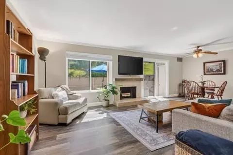 Living - 5 Corinthian Ct, Novato, CA 94947 photo 1 of 2