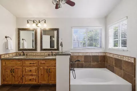 Bath - 5482 Mesa Rd, Gilroy, CA 95020 photo 3 of 4