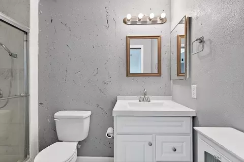 Bath - 500 Ronan Ave, Gilroy, CA 95020 photo 3 of 3
