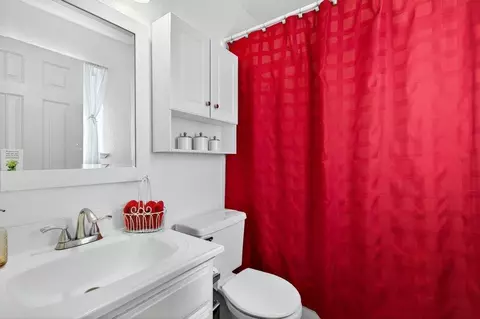 Bath - 500 Ronan Ave, Gilroy, CA 95020 photo 2 of 3