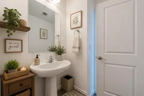 Bath - 19832 Gabilan View Dr, Salinas, CA 93906 photo 1 of 2