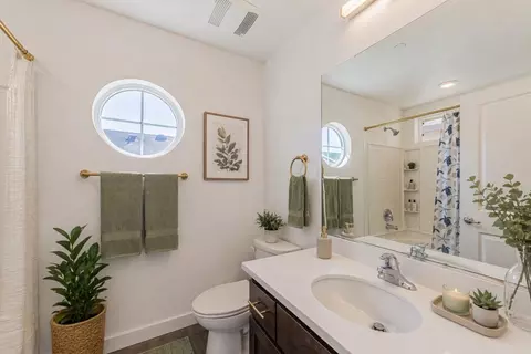 Bath - 19832 Gabilan View Dr, Salinas, CA 93906 photo 2 of 2