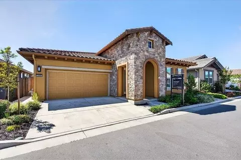 2080 White Oak Dr, Hollister, CA 95023