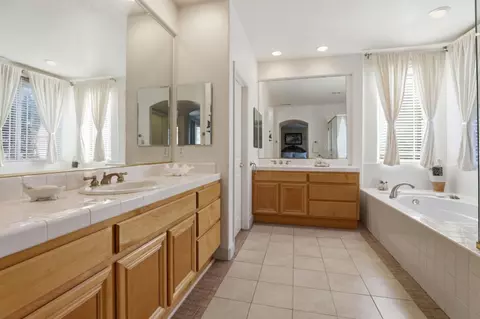 Bath - 7521 Troon Ct, Gilroy, CA 95020 photo 4 of 6