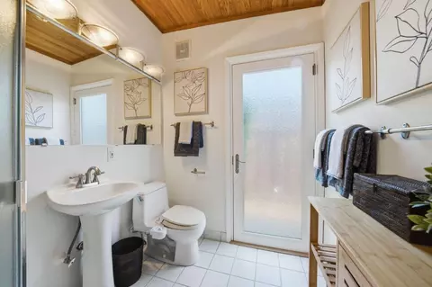 Bath - 206 Thompson Ave, Mountain View, CA 94043 photo 2 of 3