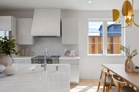 Kitchen - 577 Creekside Ct, Half Moon Bay, CA 94019 photo 2 of 5