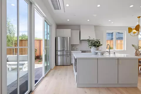 Kitchen - 577 Creekside Ct, Half Moon Bay, CA 94019 photo 3 of 5