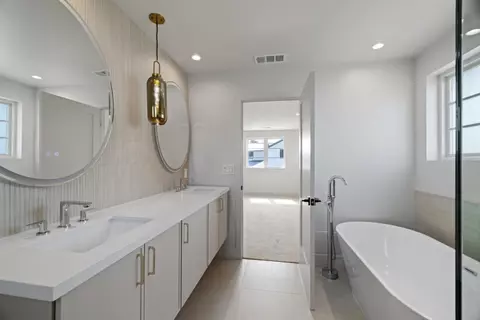 Bath - 577 Creekside Ct, Half Moon Bay, CA 94019 photo 3 of 4