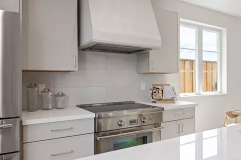 Kitchen - 577 Creekside Ct, Half Moon Bay, CA 94019 photo 5 of 5