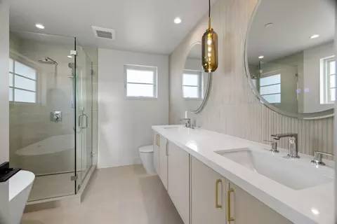 Bath - 577 Creekside Ct, Half Moon Bay, CA 94019 photo 2 of 4