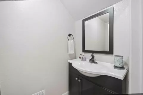 Bath - 8400 Delta Dr, Gilroy, CA 95020 photo 1 of 2