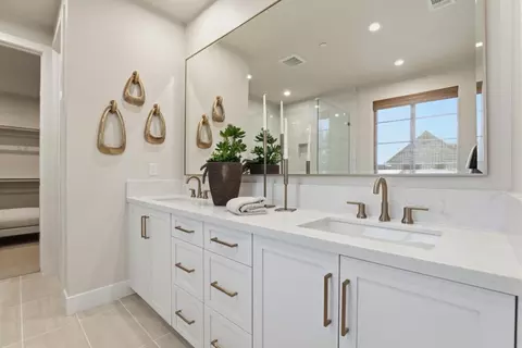 Bath - 7392 Ailes Ct, Gilroy, CA 95020 photo 6 of 6