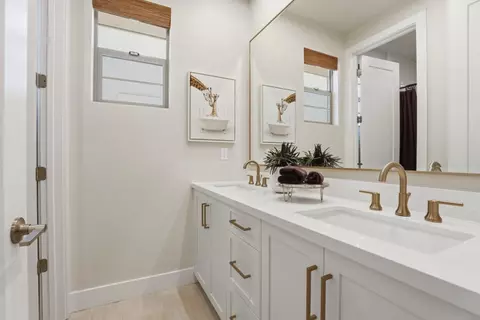 Bath - 7392 Ailes Ct, Gilroy, CA 95020 photo 5 of 6