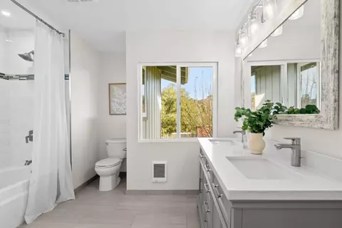 Bath - 1044 Pleasant Valley Rd, Aptos, CA 95003 photo 3 of 4