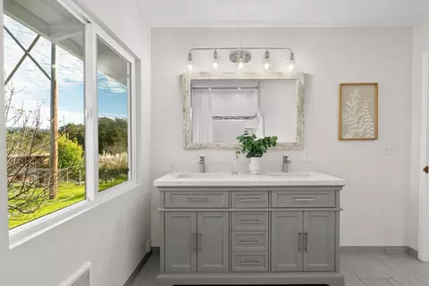 Bath - 1044 Pleasant Valley Rd, Aptos, CA 95003 photo 4 of 4