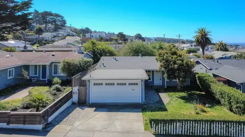 352 Monterey Rd, Pacifica, CA 94044