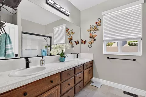 Bath - 160 Dan Dr, Hollister, CA 95023 photo 1 of 5