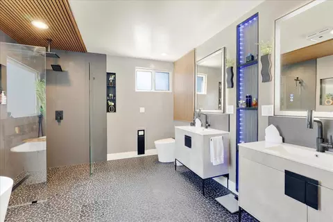 Bath - 587 Saint Andrews Dr, Aptos, CA 95003 photo 5 of 10