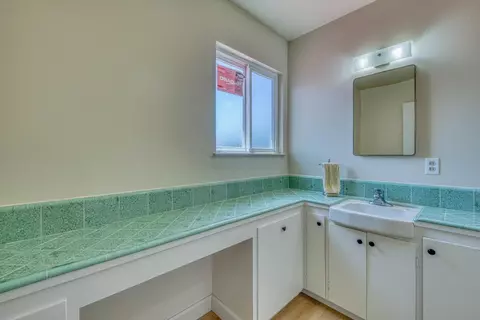 Bath - 1163 Granada Ave, Salinas, CA 93906 photo 4 of 5
