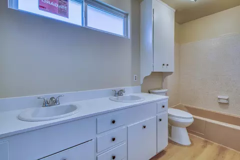 Bath - 1163 Granada Ave, Salinas, CA 93906 photo 1 of 5