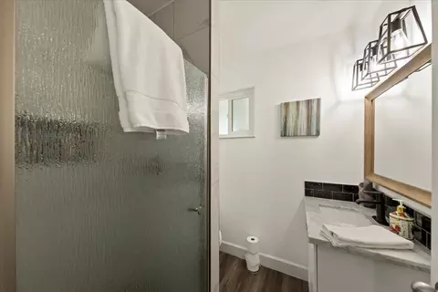 Bath - 2180 Patton Ave, Napa, CA 94559 photo 3 of 5