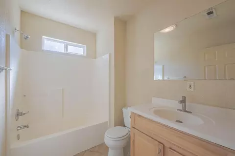 Bath - 40 Oak St, Salinas, CA 93901 photo 2 of 2