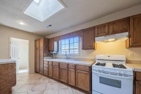 Kitchen - 40 Oak St, Salinas, CA 93901 photo 4 of 4
