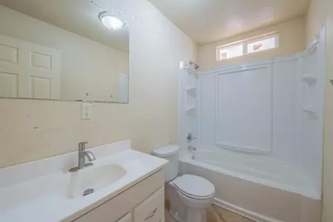 Bath - 40 Oak St, Salinas, CA 93901 photo 1 of 2