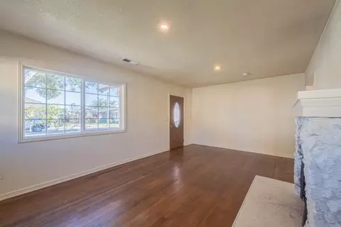 Living - 40 Oak St, Salinas, CA 93901 photo 2 of 6