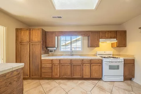 Kitchen - 40 Oak St, Salinas, CA 93901 photo 2 of 4