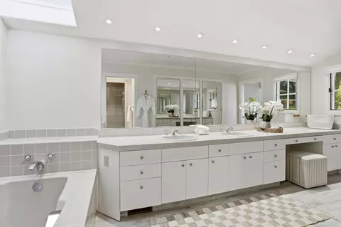 Bath - 25381 Markham Ln, Salinas, CA 93908 photo 3 of 5