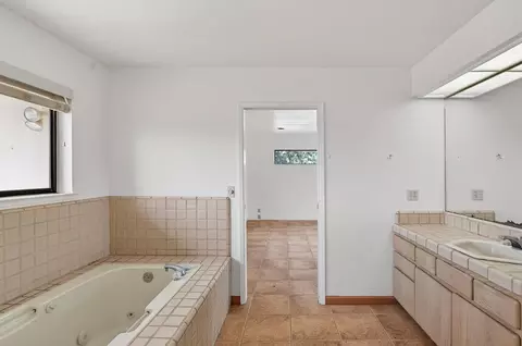 Bath - 31021 Camphora Rd, Soledad, CA 93960 photo 2 of 4
