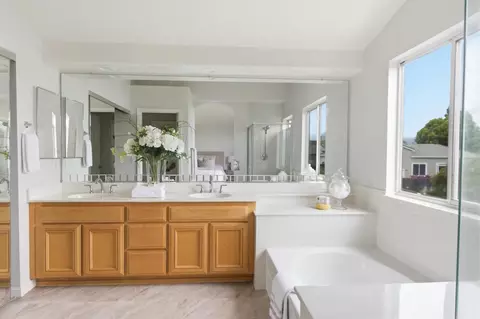 Bath - 9358 Lone Deer Way, Gilroy, CA 95020 photo 3 of 4