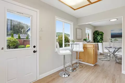 Entry Way - 1024 Rio Vista Dr, Pacifica, CA 94044 photo 1 of 3