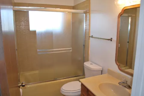 Bath - 18761 Eisenhower St, Salinas, CA 93906 photo 5 of 5