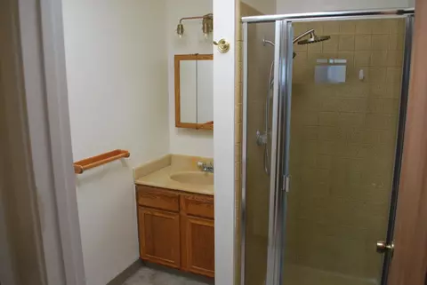 Bath - 18761 Eisenhower St, Salinas, CA 93906 photo 4 of 5