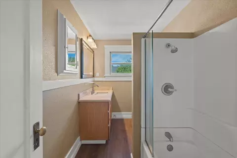 Bath - 111 5th St, Gilroy, CA 95020 photo 3 of 5