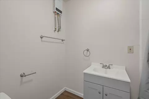 Bath - 111 5th St, Gilroy, CA 95020 photo 4 of 5