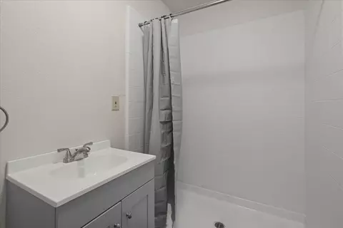 Bath - 111 5th St, Gilroy, CA 95020 photo 5 of 5