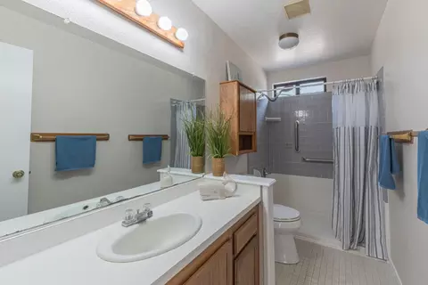 Bath - 6959 Valle Pacifico Rd, Salinas, CA 93907 photo 3 of 3