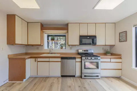 Kitchen - 6959 Valle Pacifico Rd, Salinas, CA 93907 photo 1 of 2