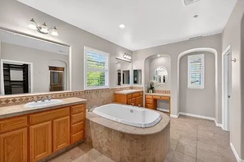 Bath - 7532 Strath Pl, Gilroy, CA 95020 photo 3 of 4
